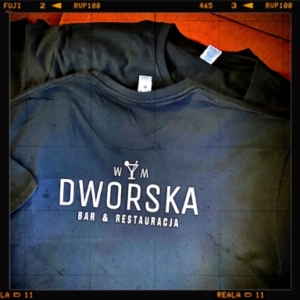 Koszulki reklamowe z nadrukiem plastizolowym dla Restauracji DWORSKA.